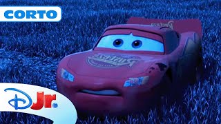 😎 Mate y Rayo se divierten pitando a los tractores  Pixar Cars  Disney Junior España [upl. by Nahsrad]